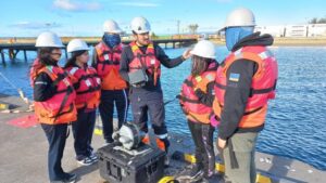 Estudiantes del Liceo María Behety aprendieron a manejar robots submarinos