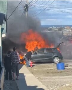 Pérdida total dejó incendio de auto en el Barrio 18 de Septiembre