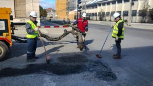 Inician trabajos de bacheo en las calles más críticas de Punta Arenas