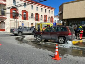 Camioneta colisiona con Station Wagon y desprenden grifo en centro de Punta Arenas