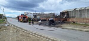Vehículo destinado a chatarra se incendió en calle Juan Williams junto al camino viejo a Río Seco