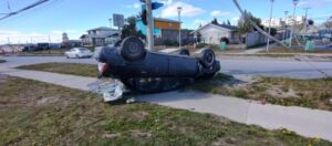 Se registró un volcamiento al sur de Punta Arenas: chofer se dio a la fuga