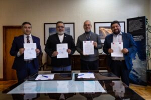 Inach y SLEP Magallanes firman convenio para incorporar temática antártica en el currículum escolar