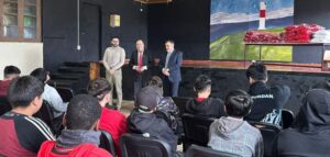 Estudiantes de Porvenir reciben uniformes escolares por parte del municipio