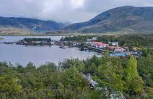 Pescadores de Puerto Edén satisfechos tras reunión con Gobernador