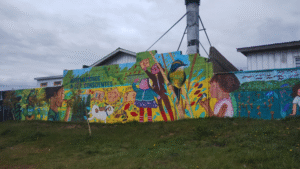 Dibujos de cuatro niños terminaron desplegados en mural de Junta Vecinal