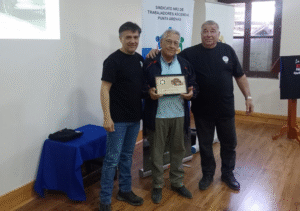 Sindicato reconoce a chofer de buses más longevo de Punta Arenas