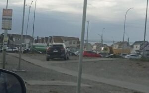 Conductores temerarios suben a la vereda en conocida calle de Punta Arenas