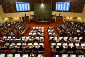 Ley de Presupuestos 2024: SLEP tensiona conversaciones en la Cámara de Diputados