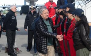 Secretario general de la ONU visitó avión naval