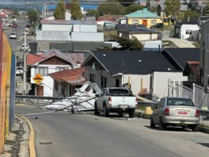 Ráfagas de viento causan estragos en estructuras e inmuebles de Punta Arenas