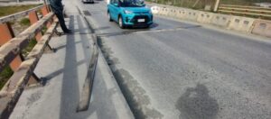 Deplorable estado de puente Frei arriesga a conductores que lo transitan