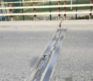 Deplorable estado de puente Frei arriesga a conductores que lo transitan