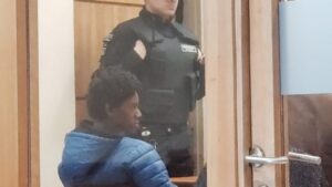 Sorprenden a colombiano con droga y cometiendo un delito contra la propiedad privada