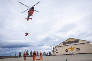 Nadadores de rescate del Grupo Aeronaval Sur efectúan entrenamiento