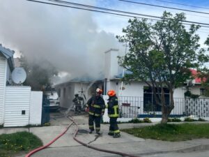 Voraz incendio afectó ayer a inmueble en calle Sarmiento de Punta Arenas