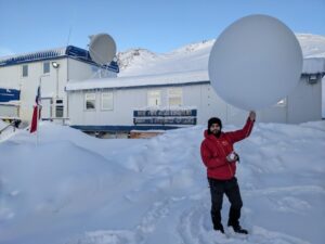 Chilenos lanzaron 37 radiosondas: estudiarán eventos atmosféricos en el invierno antártico