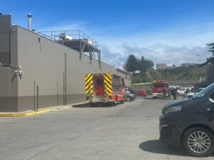 Inflamación de horno industrial movilizó a bomberos en supermercado de Punta Arenas