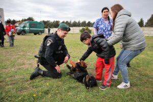 Escolares conocieron al Equipo de Canes Adiestrados de Gendarmería