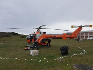 Llega nuevo helicóptero para combatir incendio forestal en Porvenir