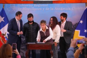 Presidente Boric encabezó firma de millonario plan de obras públicas para Magallanes