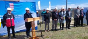 Jaime Pizarro llegó hasta Porvenir por proyecto de gimnasio Padre Mario Zavattaro