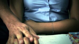 Inician juicio contra hombre acusado de abusos sexuales reiterados en contra de la hija de su pareja