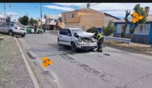 Colisión de vehículos en Puerto Natales: uno de los automóviles sufrió incendio vial