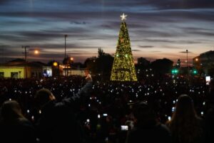 Con masiva asistencia se encendió el árbol de Navidad en Punta Arenas