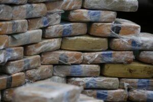 Decomisan millonario cargamento de metanfetamina y cocaína ocultas en pasta de ají