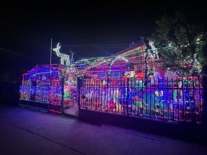 Magallánico decora su vivienda con más de 10 mil luces en Navidad