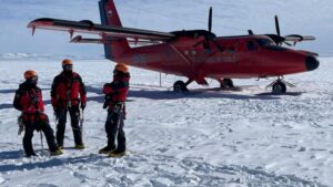 Avión “Hércules” realiza en simultánea misión aérea en glaciar unión