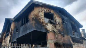 Voraz incendio destruyó casa de dos pisos