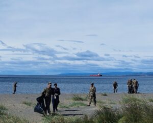 Cerca de 60 efectivos de la Armada realizaron limpieza en la playa