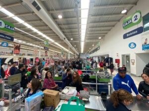 Sin muchas aglomeraciones funcionaron ayer los supermercados en Punta Arenas