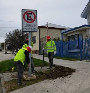Invierten en señalización que incluye espacios de estacionamientos inclusivos en Punta Arenas