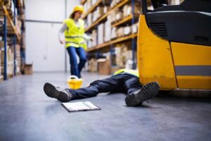 Hombre se querella por accidente laboral por presionarlo para que lo narre como algo doméstico
