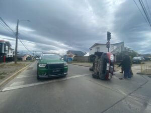Vehículo terminó volcado en Punta Arenas: uno de los conductores se fugó