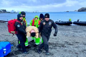Armada apoyó evacuación médica de turista desde crucero