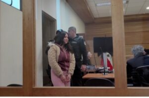 En Unidad de Paciente Crítico de Hospital Clínico se encuentra madre apuñalada por hija