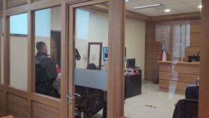 Arresto domiciliario total para dos sujetos por asaltar a un adolescente