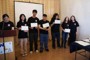 Más de 30 estudiantes se graduaron tras aprobar programa de inglés