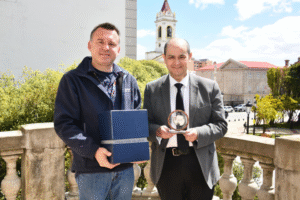 Municipio de Punta Arenas homenajeó a editor general de Pingüino Multimedia tras 16 años comunicando en Magallanes
