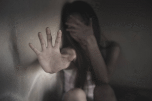 Mujer se querella contra expareja por haberla violentado frente a sus dos nietos