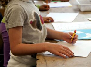 Hombre de 62 años es acusado de abusar sexualmente a la compañera de curso de su nieta