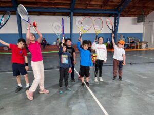 Patagonia Sporting Club prepara sus raquetas para recibir a menores y adultos en su Escuela de Verano de Tenis 2024