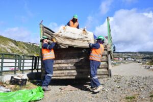 Cerca de 300 toneladas de basura ha retirado de microbasurales el Municipio de Punta Arenas