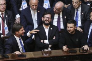 Sentado junto a Zelenski, Boric asistió  al cambio de mando en Argentina