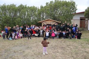 Gendarmes construyen  casitas de juegos para niños de Jardín Infantil Laguna Azul