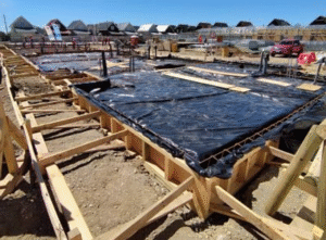 Autoridades visitan obras de la construcción del nuevo condominio de viviendas tuteladas